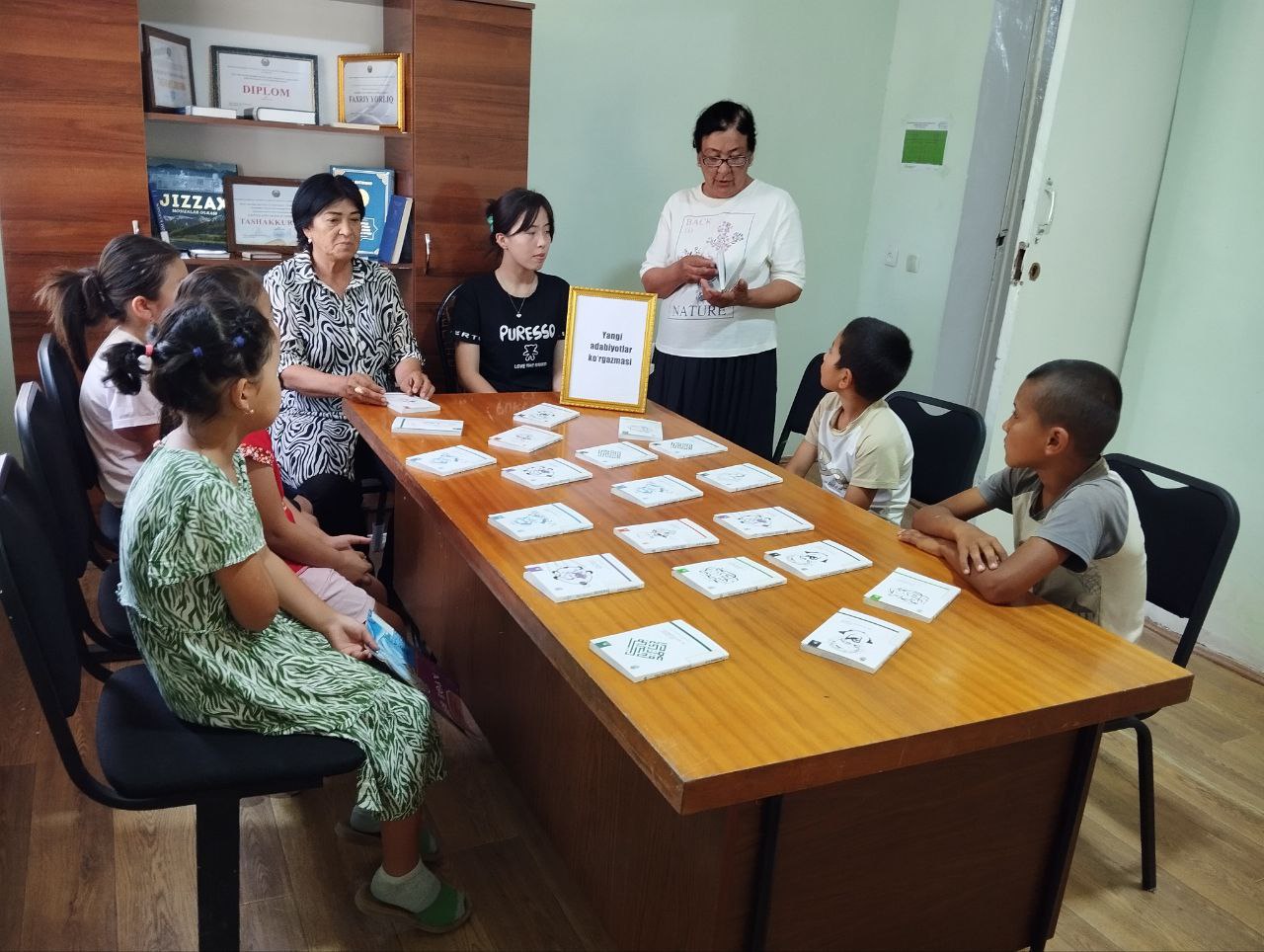 “Yangi adabiyotlar-kitobxonlar nigohida” nomli kitoblar ko’rgazmasi